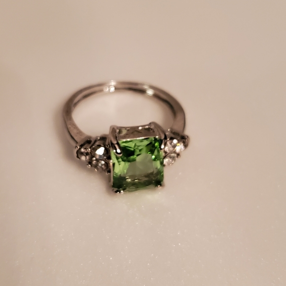 NWOT RING-Silver toned, green square cut setting with clear rhinestones. Size 8 - Picture 3 of 6